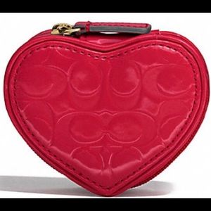 EMBOSSED LIQUID GLOSS HEART JEWELRY POUCH